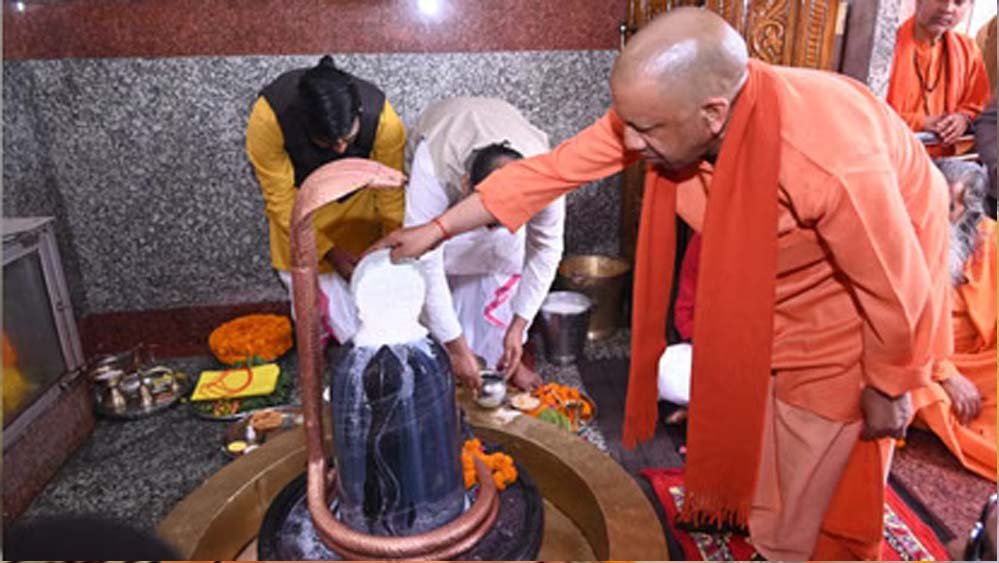 मानसरोवर और भरोहिया स्थित पितेश्वरनाथ शिव मंदिर में दर्शन-पूजन कर किया दुग्धाभिषेक-जलाभिषेक