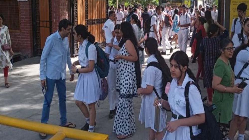 Ahmedabad के शैक्षणिक संस्थानों को बम धमकी, सुरक्षा बढ़ाई गई, इलाके में हड़कंप