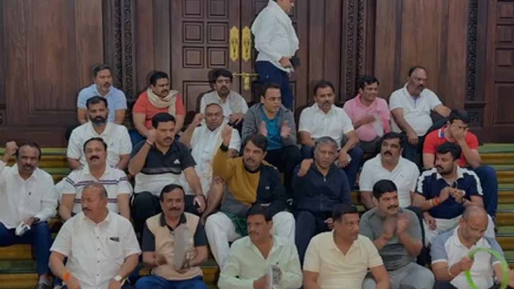 कर्नाटक शराब घोटाला: विधायकों की रातभर की विधानसभा पैदल मार्च और प्रदर्शन की नाटकीय कहानी