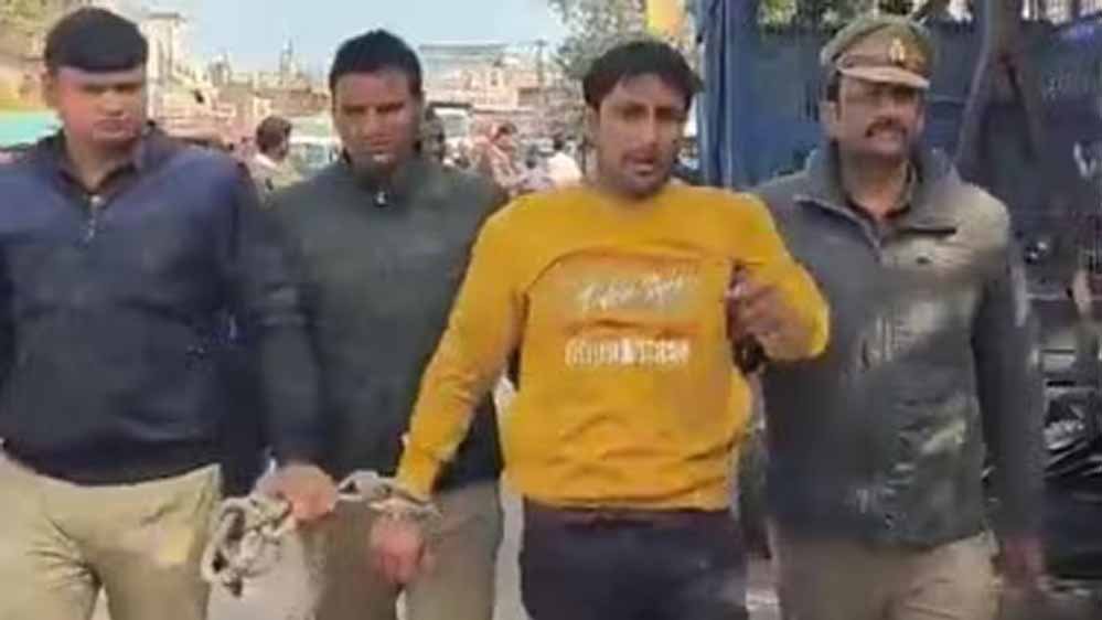 किया जुलूस, जानें आरोप  पुलिस ने स्कूटी से छह किमी पीछा कर सपा नेता को पकड़ा, इलाके में जुलूस, क्या हैं आरोप?