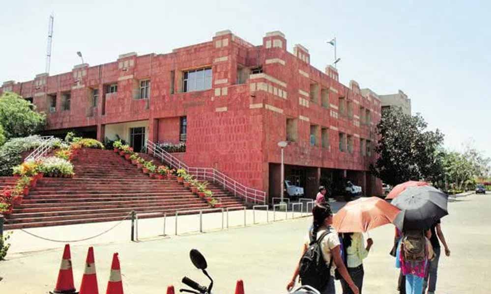 JNU में हड़ताल जारी, पदाधिकारी एक साल के लिए बाहर, छात्रों ने वापस लेने की की अपील