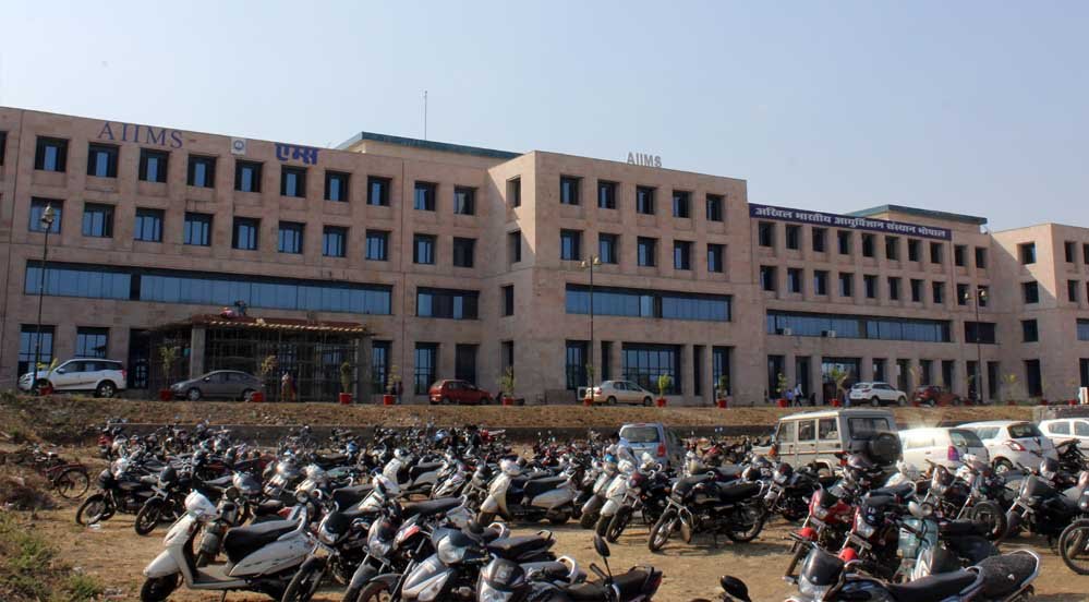 एम्स भोपाल में मप्र में पहली बार ‘मसल ट्रांसफर’ सर्जरी, जांघ की मांसपेशी से हाथ की गति में आई सुधार