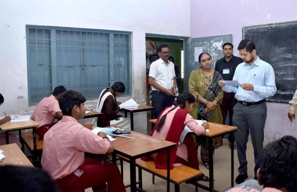 कलेक्टर ने किया परीक्षा केन्द्रों का आकस्मिक निरीक्षण, अंग्रेजी की परीक्षा में 269 परीक्षार्थी गैरहाजिर