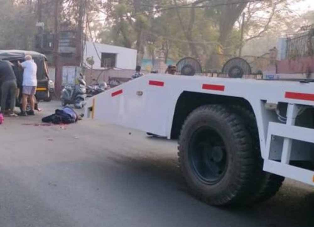 एक की मौके पर मौत, ट्रैफिक पुलिस की गाड़ी की चपेट में आए दो मासूम बच्चे