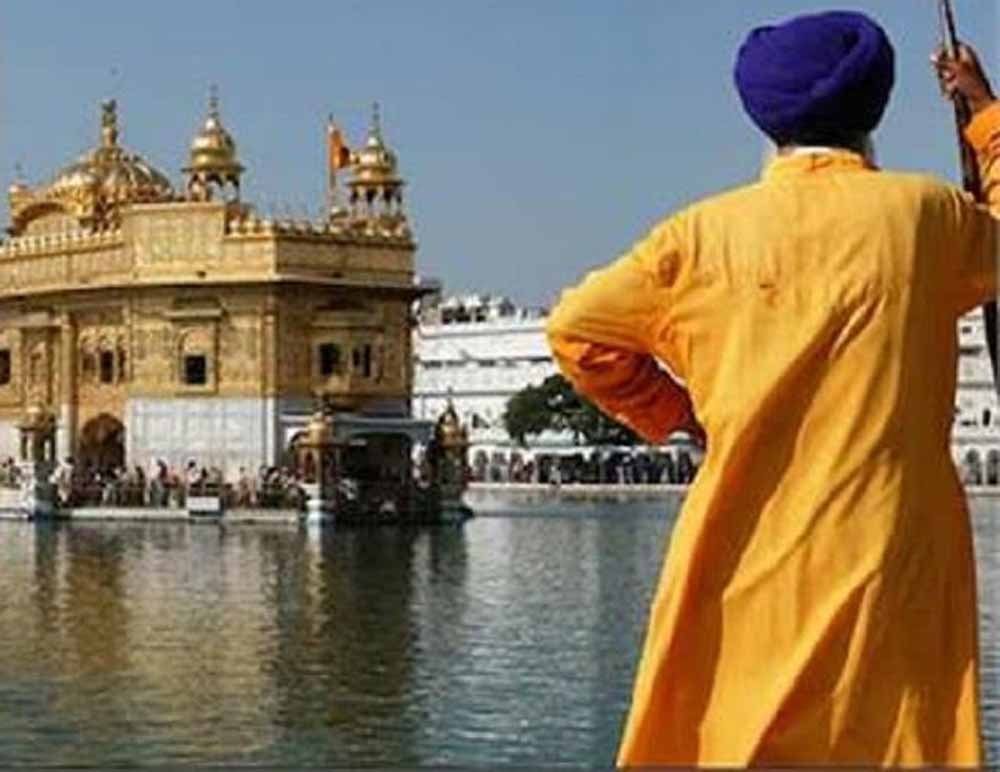 पहचान को आसान बनाने लिया फैसला, श्री हरमंदिर साहिब के सेवादारों की वर्दी का रंग बदला