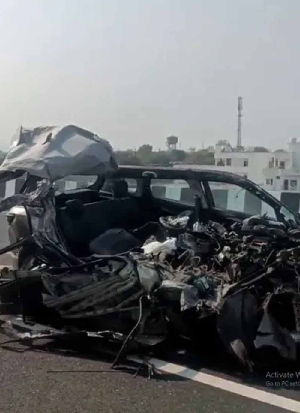 चार की मौके पर मौत, उज्जैन से लौट रही कार ट्रक में घुसी