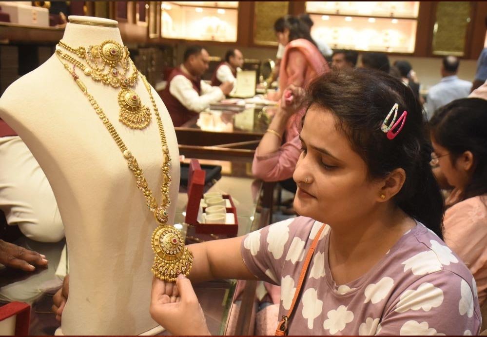 Gold-Silver Rate में बदलाव: चांदी के दाम में छलांग, सोने की कीमत में भी हुआ इज़ाफा, जानिए ताजा रेट