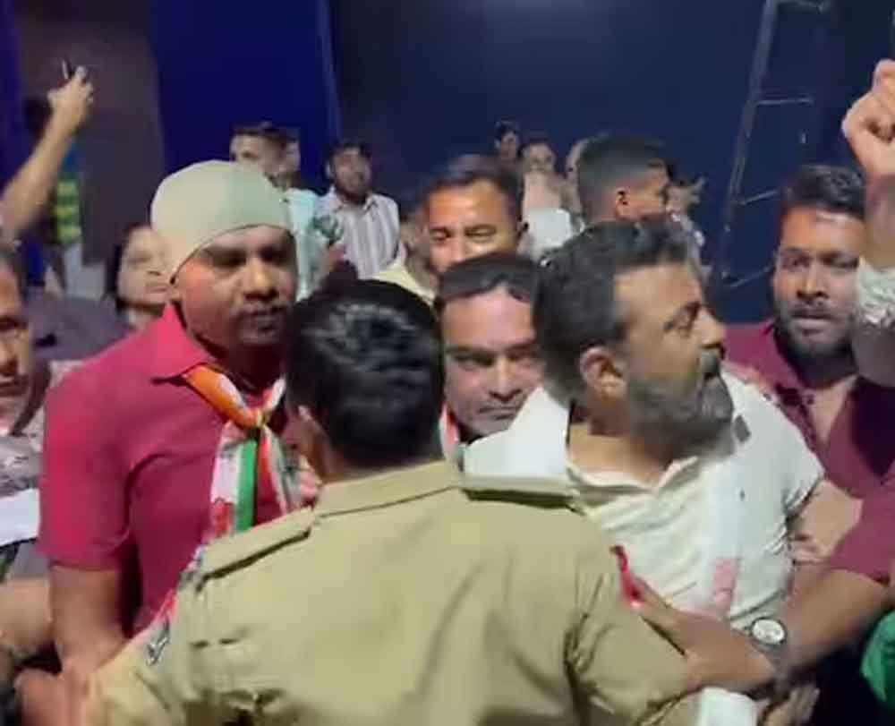 राजकोट में ‘मैं नाथूराम’ को लेकर सियासी हंगामा, कांग्रेस कार्यकर्ताओं का प्रदर्शन, 45 गिरफ्तार