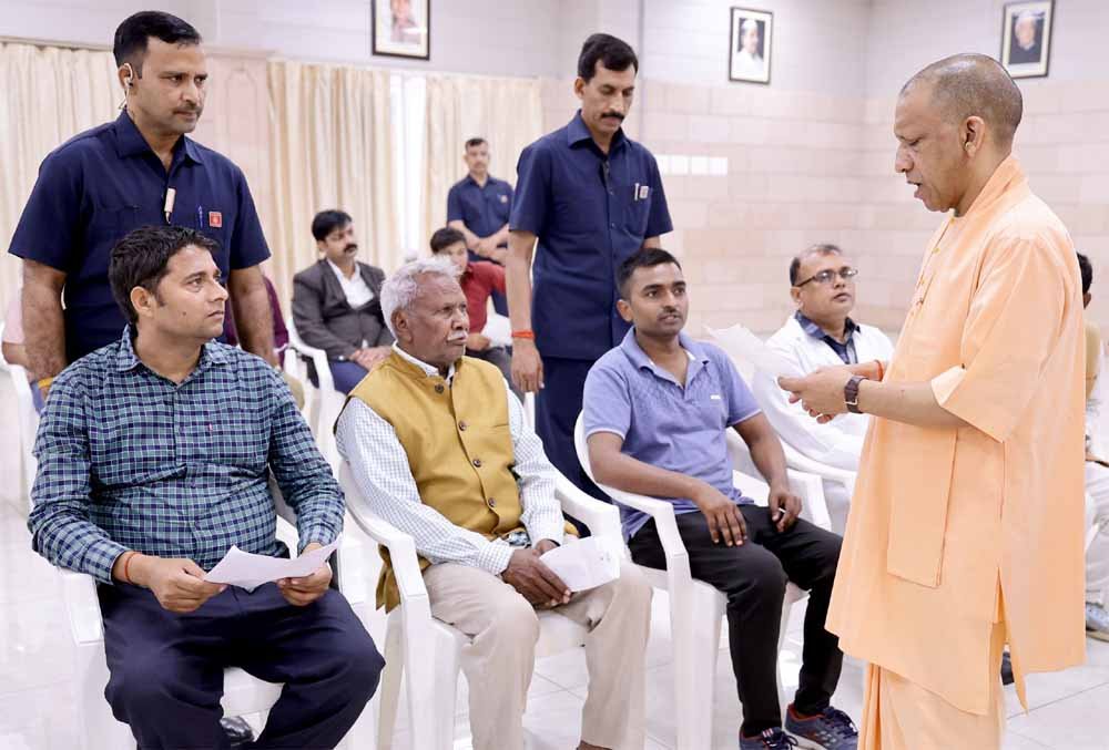 उद्यमियों को किसी भी स्तर पर परेशानी होती है तो उसे प्राथमिकता के आधार पर दूर कराएंः सीएम योगी