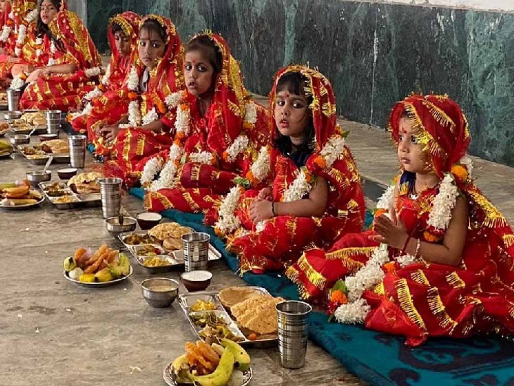 कन्या पूजन के लिए जरूरी दान सामग्री: इन वस्तुओं से खुश होती हैं माता रानी