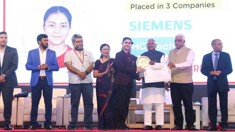 उपलब्धियों का उत्सव मनाते हुए भविष्य की जिम्मेदारियों को भी निभाना होगा : राज्यपाल पटेल