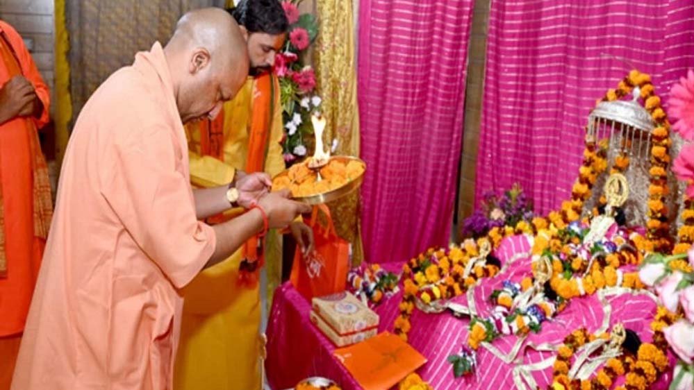 “सीएम योगी ने हनुमानगढ़ी और रामलला मंदिर में मत्था टेका, विकास कार्यों की समीक्षा की”