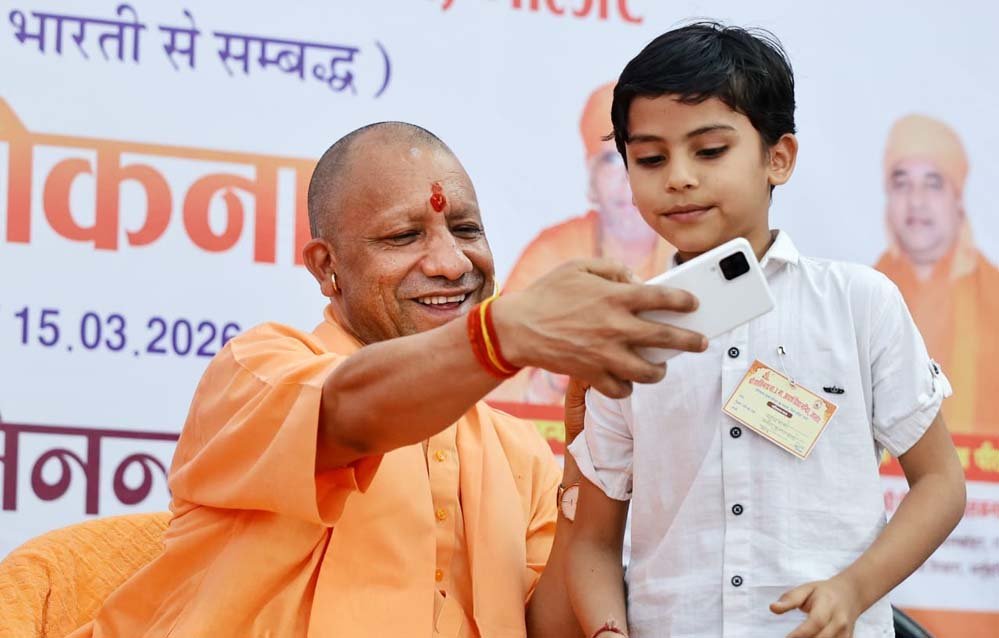 सीएम योगी ने बच्चे संग खींची सेल्फी, बच्चे को किया दुलार, चॉकलेट भी दी
