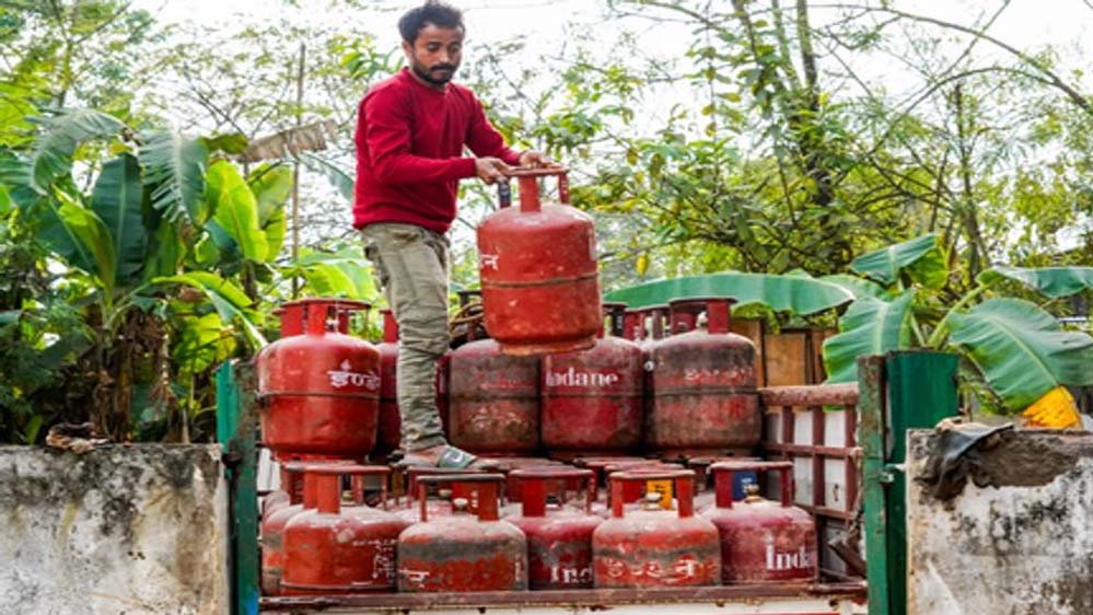 सरकार की इस सख्ती के बीच आपूर्ति व्यवस्था भी नियंत्रण में