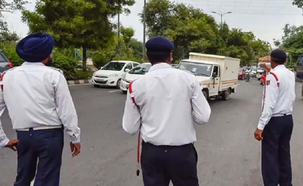 क्या गाड़ी चला रही महिलाओं को पुरुष ट्रैफिक पुलिसकर्मी नहीं रोक सकते, जानें क्या है नियम