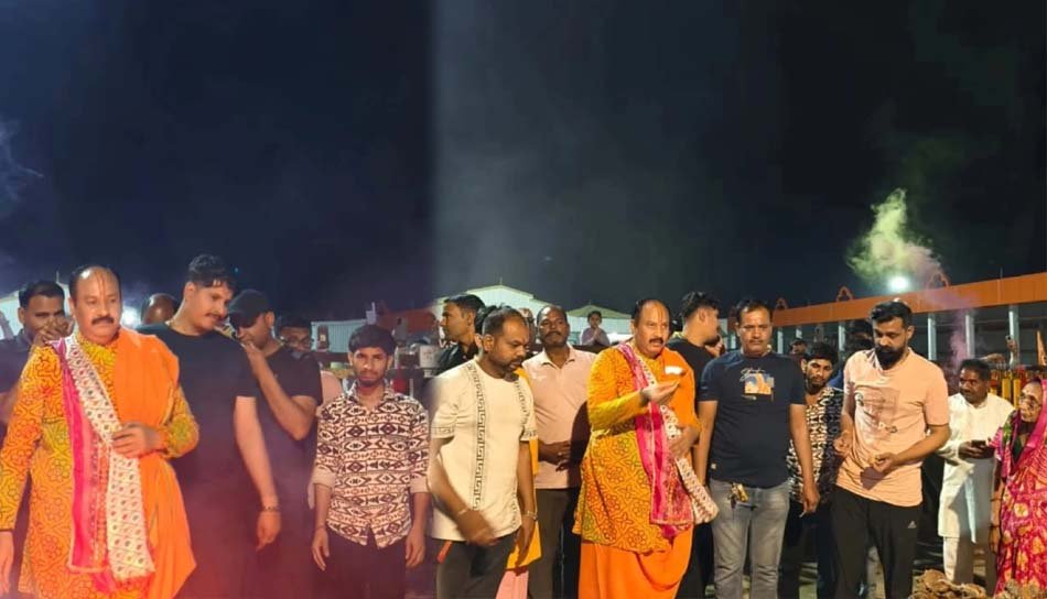 पं. प्रदीप मिश्रा ने कुबेरेश्वर धाम में किया होलिका दहन, शहर में जलीं 100 से ज्यादा होलिकाएं