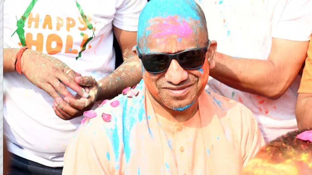गोरखनाथ मंदिर में मुख्यमंत्री ने लिया फाग का आनंद, सीएम संग खेली गई रंगों व फूलों की होली