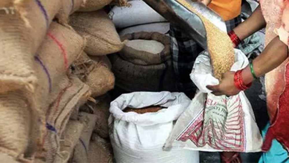 दो संचालकों को हटाया, गरीबों के राशन में गड़बड़ी पर प्रशासन सख्त