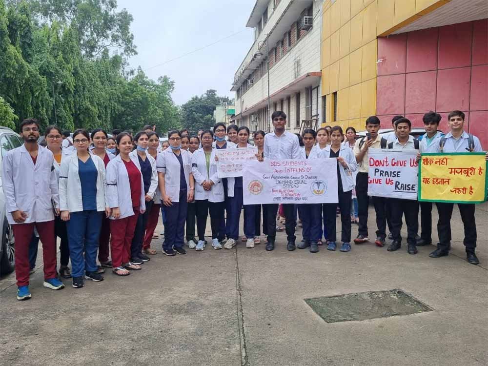 स्टापेंड संशोधन लागू न होने पर  प्रदर्शन से इलाज ठप, MP के मेडिकल कॉलेजों में 8 हजार डॉक्टर्स हड़ताल पर