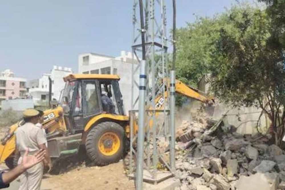 कोर्ट के आदेश से हड़कंप: 9,500 मकान होंगे ध्वस्त, बिजली-पानी कनेक्शन भी कटेंगे