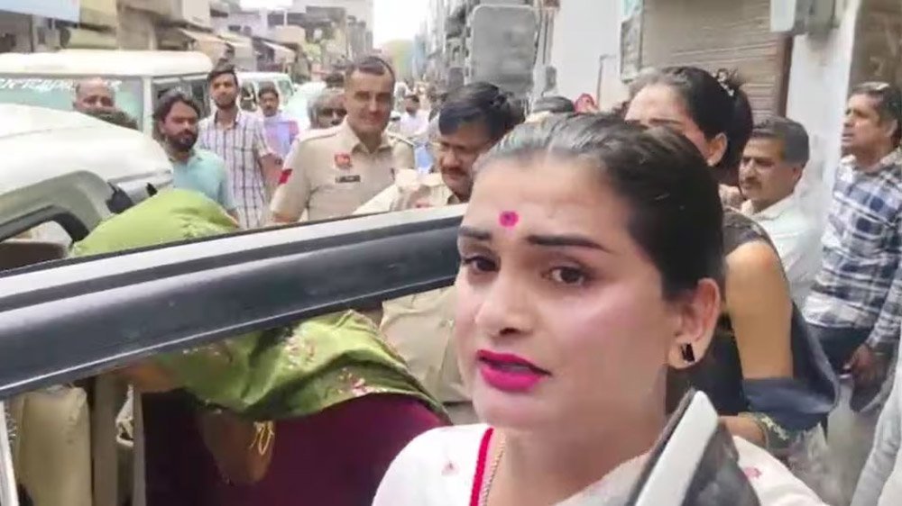 महेंद्रगढ़ के हट्टा बाजार में किन्नर समुदायों के बीच टकराव, जबरन वसूली के खिलाफ सामाजिक संस्थाओं ने सौंपा ज्ञापन