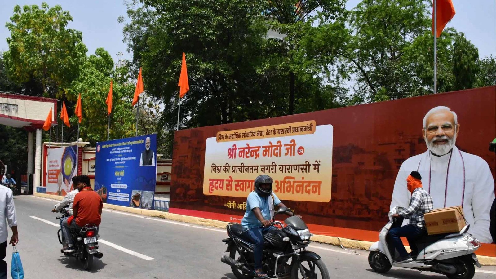 वाराणसी में पीएम मोदी का मेगा रोड शो, काशी विश्वनाथ दर्शन और विकास परियोजनाओं का निरीक्षण