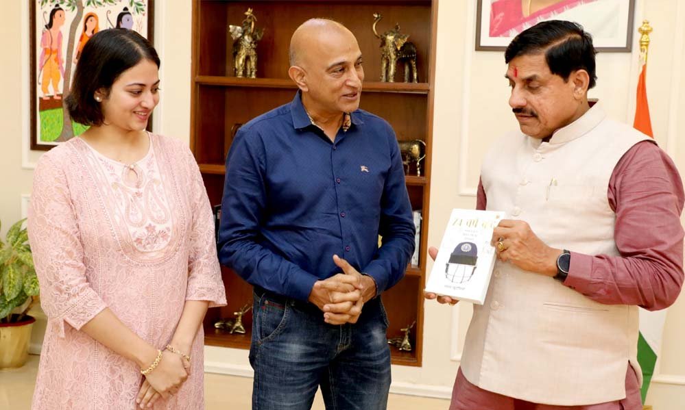 मुख्यमंत्री डॉ.यादव ने क्रिकेटर और कोच अमय खुरासिया की पुस्तक 74 वर्ष बाद पुस्तक का विमोचन किया