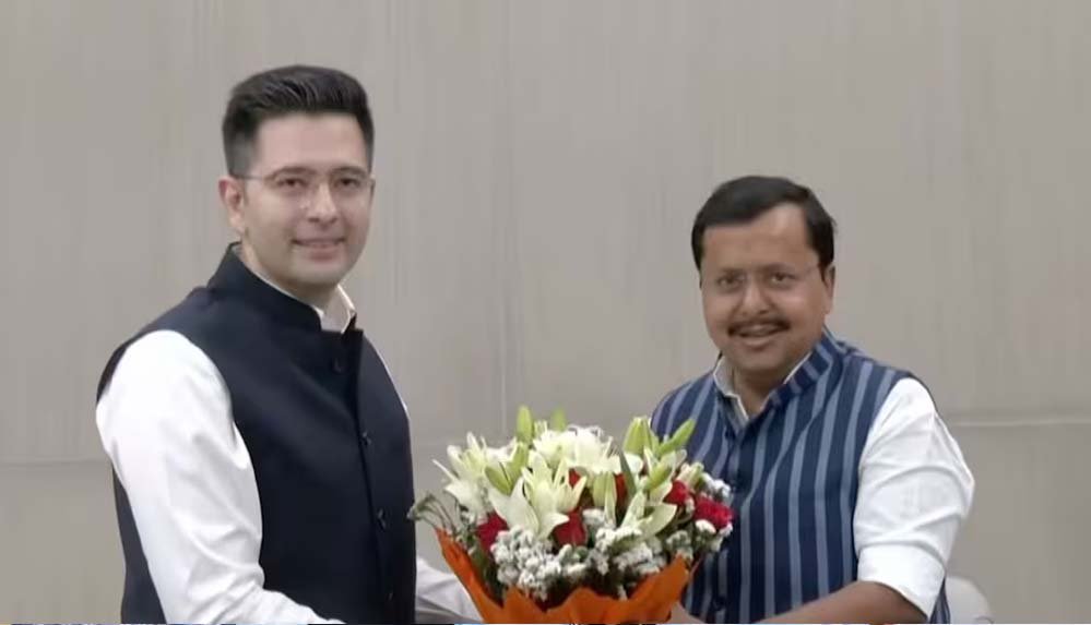 राघव चड्ढा और अन्य नेताओं का बीजेपी में स्वागत, मिठाई खिलाकर किया अभिनंदन