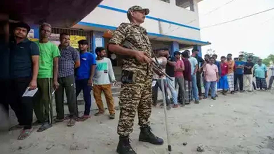 ममता ने बंगाल में गड़बड़ी का आरोप लगाया, नादिया में BJP कार्यकर्ता पर हमले के बाद 18% वोटिंग