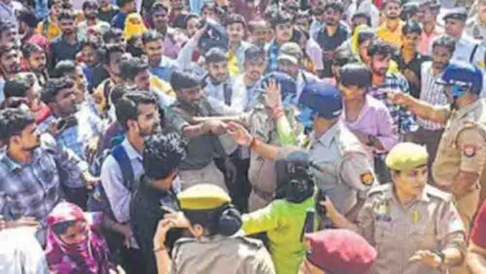 नोएडा में वेतन विवाद पर बवाल, प्रशासन ने कराया समझौता