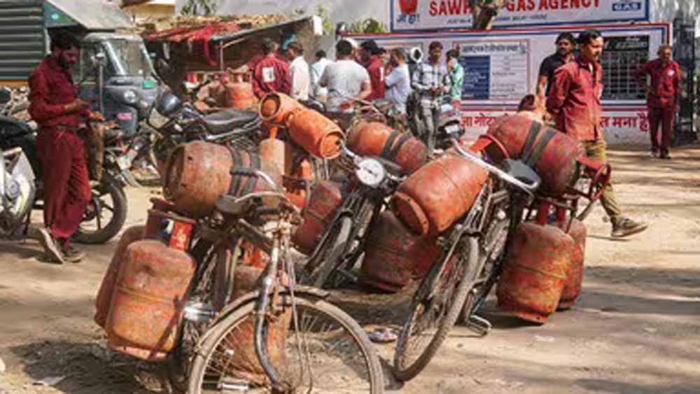 व्यावसायिक गैस सिलेंडर पर सख्ती, सोशल मीडिया पर बढ़ी शिकायतें