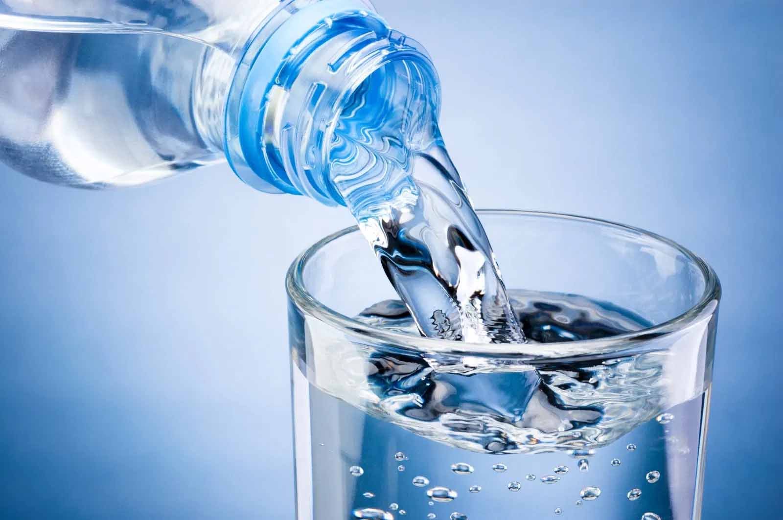 गर्मी में कितना पानी पीना चाहिए? उम्र के हिसाब से जानें सही मात्रा
