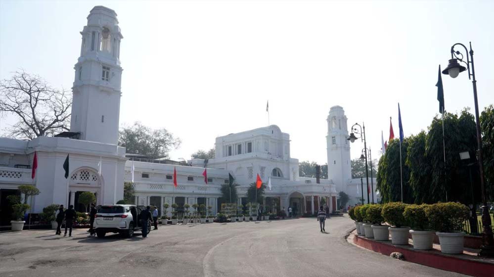 दिल्ली विधानसभा में अज्ञात कार का प्रवेश, स्पीकर के कमरे के बाहर गुलदस्ता छोड़कर हुआ फरार