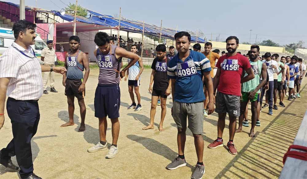 भर्ती प्रक्रिया में सख्त नियम: धनबाद में फिजिकल टेस्ट के दौरान इलेक्ट्रॉनिक डिवाइस पर रोक