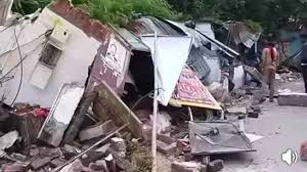 लखनऊ में वकीलों के चैंबरों पर प्रशासन का एक्शन, कोर्ट परिसर में तनावपूर्ण माहौल