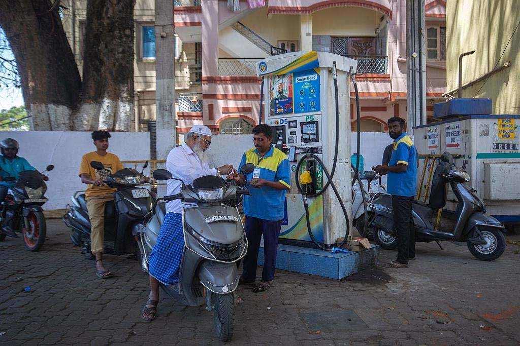 खाड़ी तनाव का असर, पेट्रोल-डीजल के दाम बढ़े; सरकार EV इंफ्रास्ट्रक्चर पर दे रही जोर