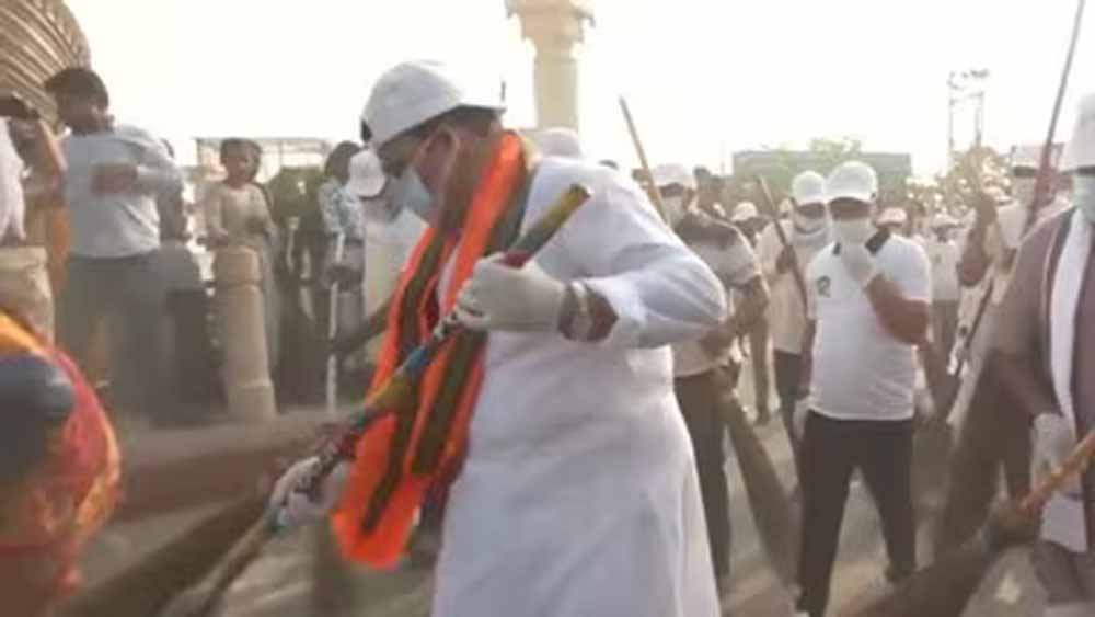 टॉप-10 स्वच्छ शहरों में शामिल होने की तैयारी, अयोध्या में मेयर ने झाड़ू लगाकर दिया स्वच्छता का संदेश