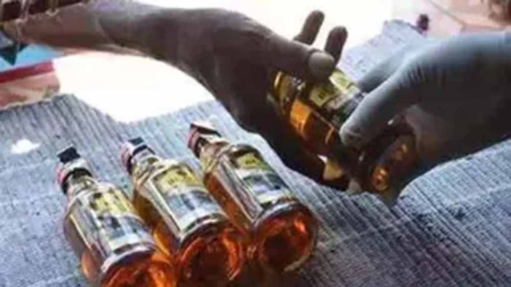 मिथेनॉल वाली जहरीली शराब से मौतों पर गिरी गाज, कई अधिकारी सस्पेंड