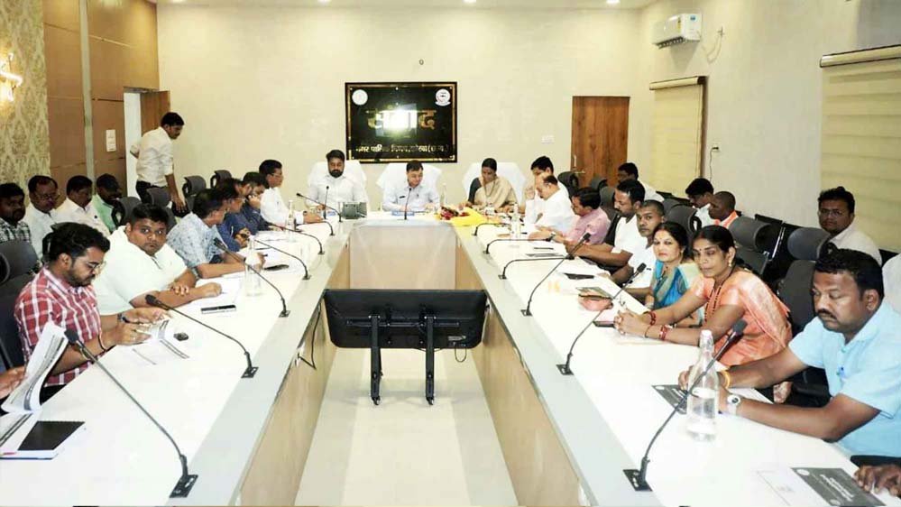 खराब सड़कों पर उद्योग मंत्री सख्त, बोले- डामर का वैकल्पिक रास्ता निकालें और व्यवस्था सुधारें