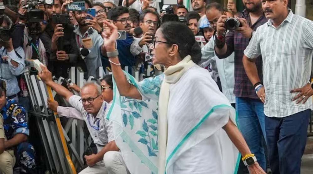 टीएमसी के आरोप और EC का जवाब: ममता की मौजूदगी और कार्यकर्ताओं के पहरे की पूरी कहानी
