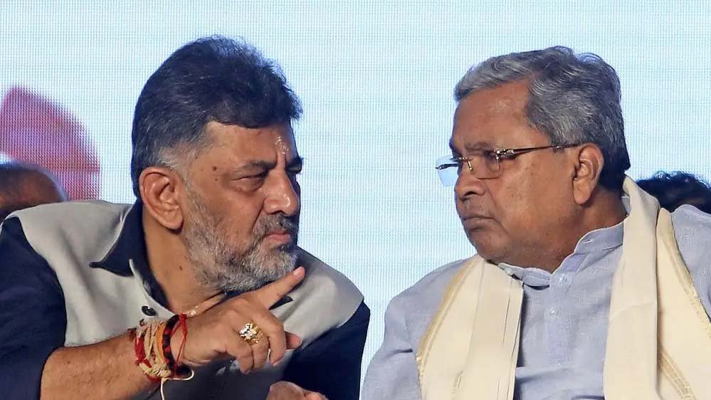 कर्नाटक कांग्रेस में बढ़ी सरगर्मी, सिद्धारमैया दिल्ली पहुंचे; DK को लेकर सियासी सस्पेंस गहराया