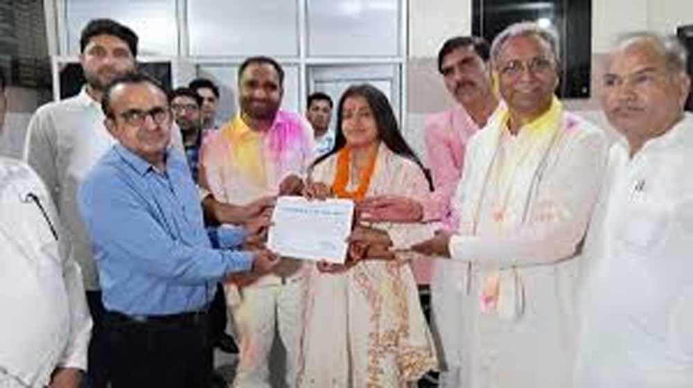 उकलाना में निर्दलीय रीमा सोनी की बड़ी जीत, भाजपा प्रत्याशी को 2806 वोटों से हराया