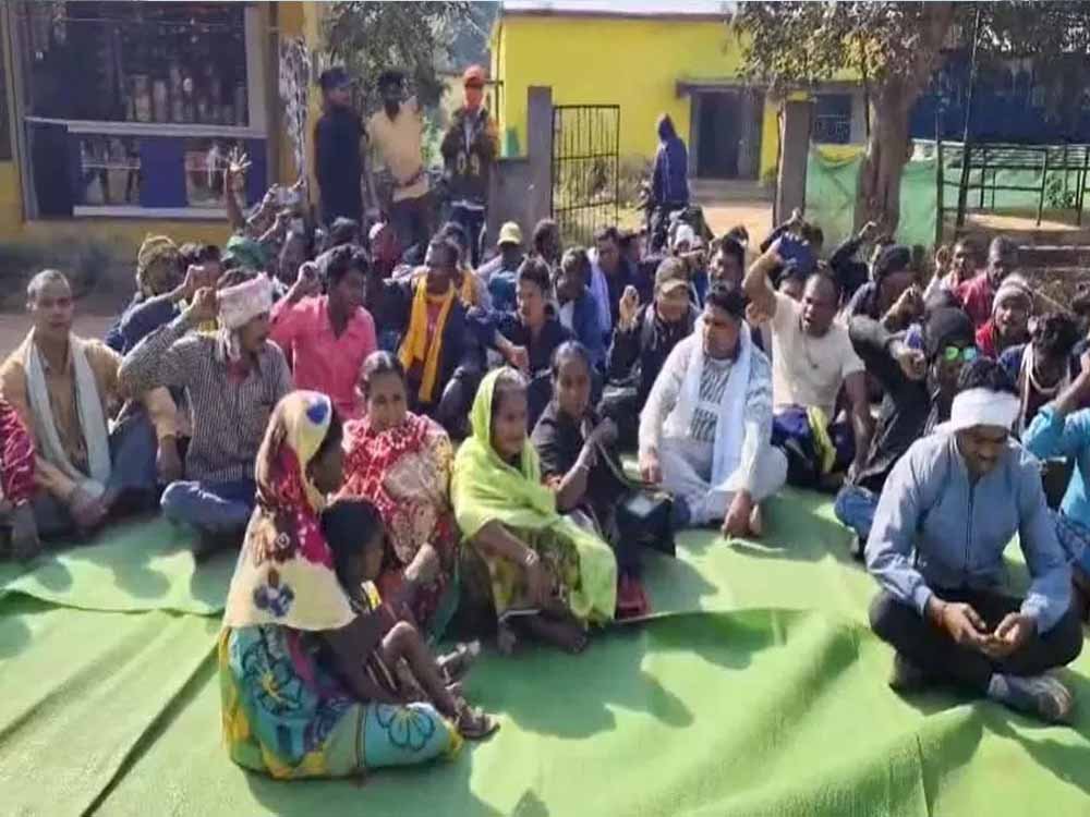 किसानों के मंच पर हाईवोल्टेज ड्रामा, सांसद की खरी-खोटी सुन निरीक्षक ने छोड़ा माइक और चले गए