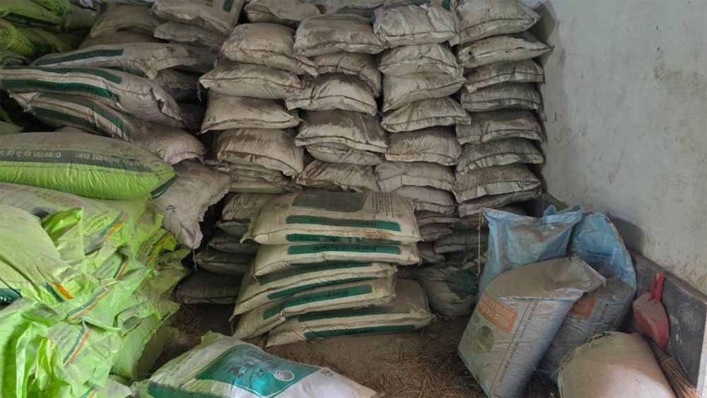 खाद गोदाम पर चोरों का धावा, 68 बोरी DAP गायब; पुलिस ने तेज की तलाश अभियान