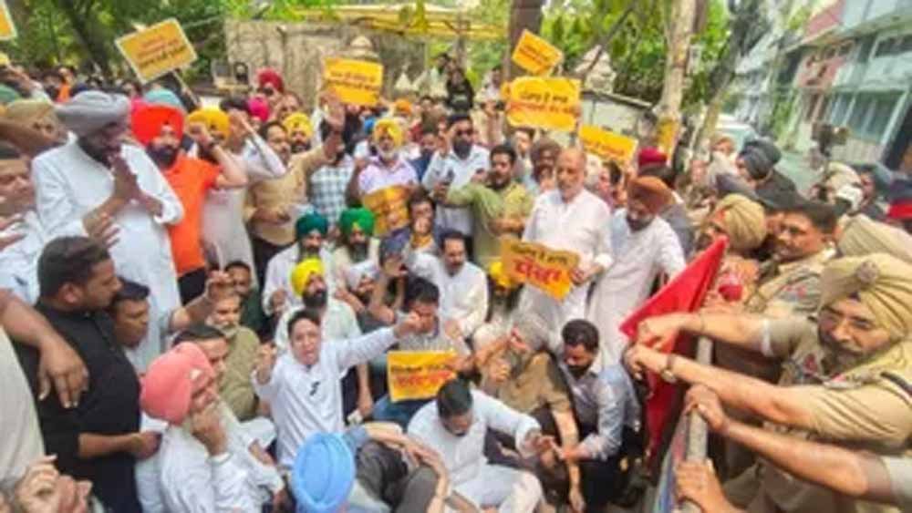 कैबिनेट मंत्री और विधायकों संग AAP का हल्ला बोल, ED कार्रवाई के खिलाफ भाजपा नेता के घर प्रदर्शन