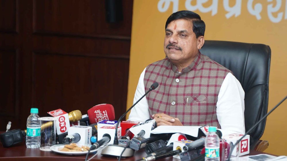 सादगी का संदेश: मुख्यमंत्री डॉ. यादव ने घटाई अपने कारकेड की गाड़ियों की संख्या