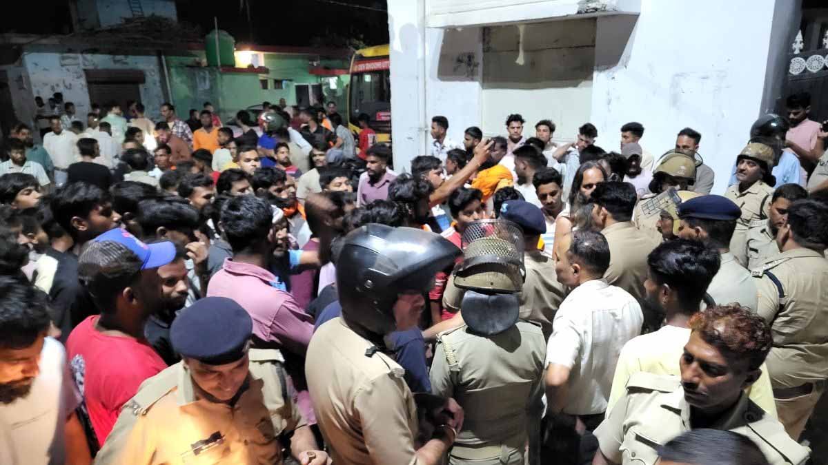 आरोपियों की गिरफ्तारी की मांग पर प्रदर्शन तेज, विकासनगर में बुलडोजर कार्रवाई शुरू