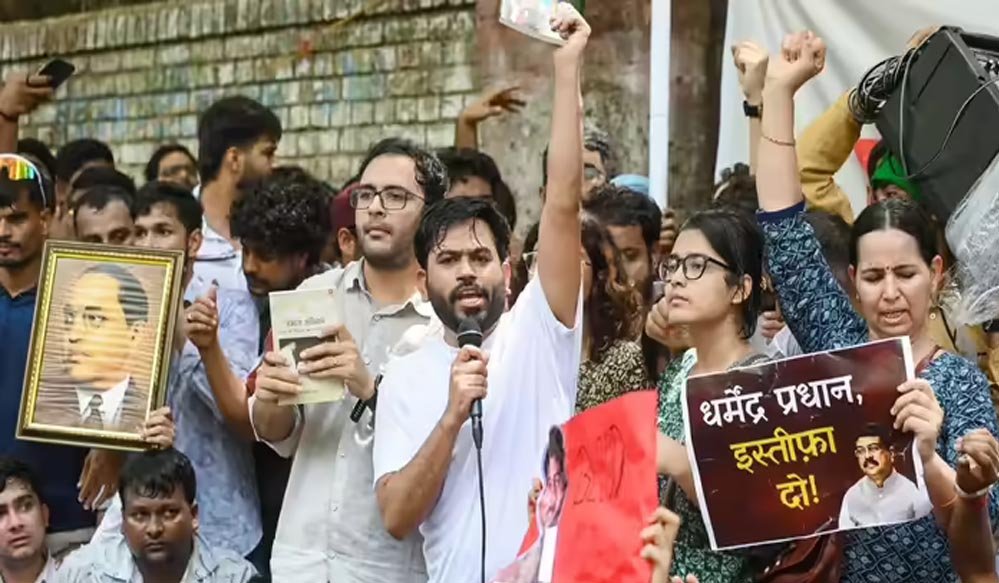 कॉकरोच जनता पार्टी से जुड़ाव पर कार्रवाई, महिला टीचर को विभाग ने किया सस्पेंड