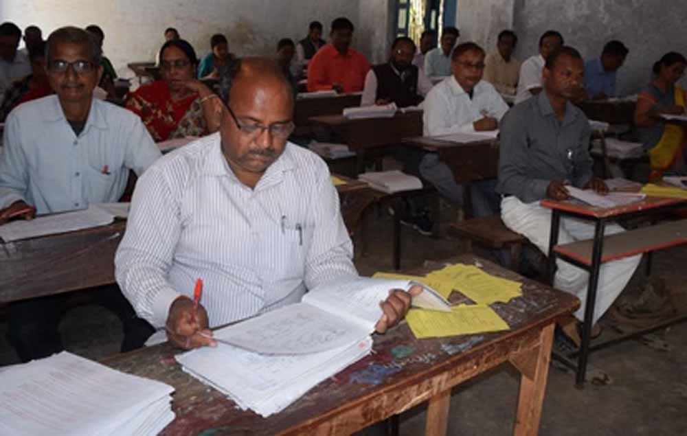 अच्छे नंबरों के लिए छात्रा की अनोखी अपील, कॉपी में लिखी अपनी मजबूरी