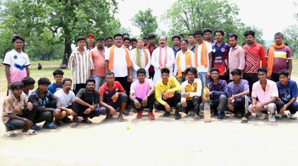 जब जंगल में खेला गया क्रिकेट, बैट हाथ में लेकर मैदान पर उतरे उप मुख्यमंत्री अरुण साव